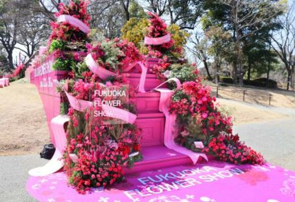 　花の祭典「フクオカフラワーショー」の会場内に設置されたフォトスポット＝２０日、福岡市植物園
