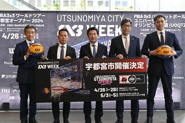 「３ｘ３ウイーク」をアピールした佐藤市長（中央）ら＝東京都内