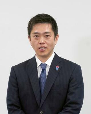 　記者団の取材に応じる日本維新の会の吉村代表＝５日午後、大阪府庁