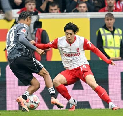 　Ｅフランクフルト戦で競り合うフライブルクの鈴木（右）＝フライブルク（共同）