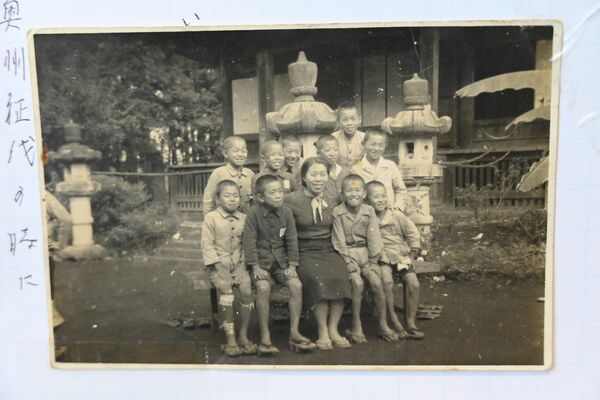 荘厳寺で撮影された疎開児童らの集合写真。前列左端が高嶺さん（１９４４年９月末ごろ撮影）