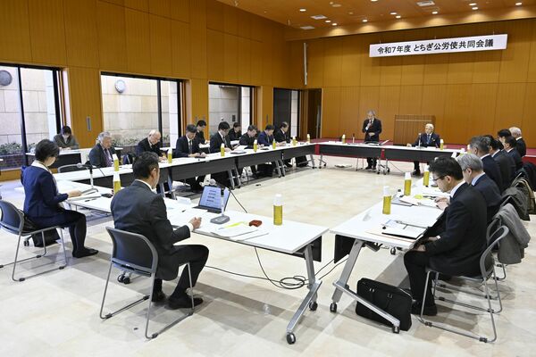 賃上げなどに向け共同メッセージを宣言した「とちぎ公労使共同会議」＝29日午前、宇都宮市