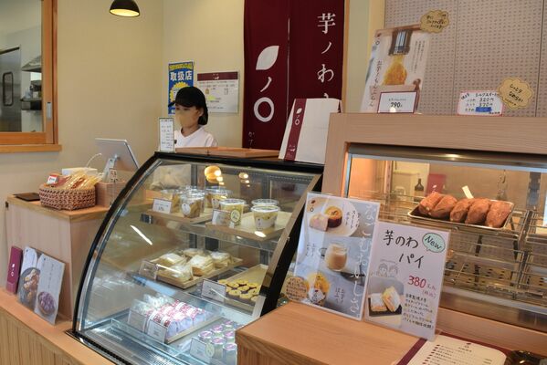熟成焼き芋で作った、プリンやスイートポテトなどスイーツを販売する「芋ノわ」＝上三川町上蒲生
