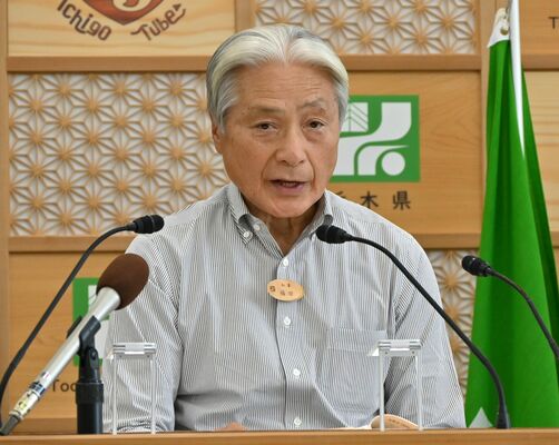 定例記者会見に臨む福田知事=14日午後、県庁