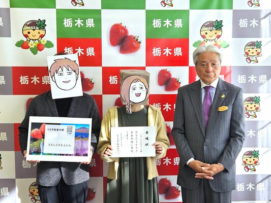 委嘱状を福田知事（右）から受け取ったえむしさん（左）とえむふじんさん＝９日午前、県庁