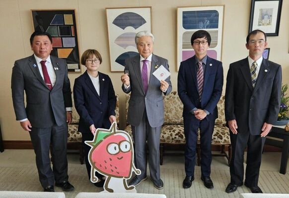 知事(中央)を表敬訪問した中島さん(右から2人目)ら=10日午前、県庁