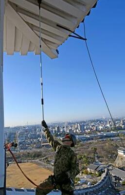 姫路城で「すす払い」を行う陸上自衛隊員=16日午前、兵庫県姫路市