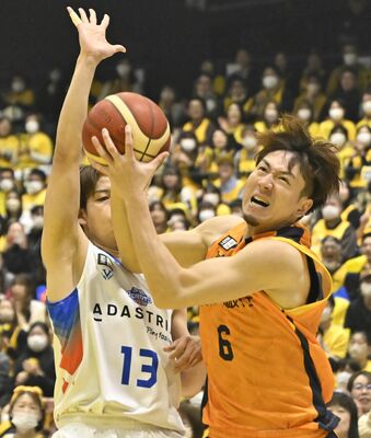 第１クオーター２分、ドライブで突破するブレックスの比江島（右）＝日環アリーナ栃木