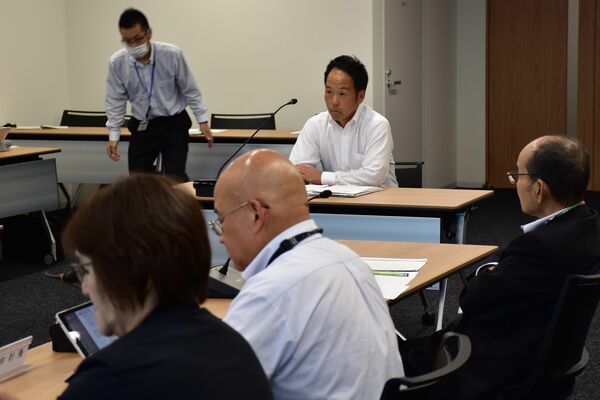 倫理委に出席した斎藤市議（右から２人目）
