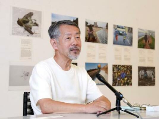 記者会見するNPO法人「世界ヒバクシャ展」の安在尚人事務局長=6日午後、長崎市