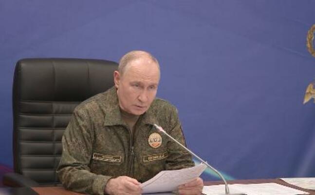 3日、ロシア軍の司令部を訪れたプーチン大統領(ロシア大統領府提供・共同)