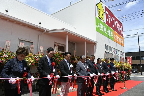 ファイブイズホーム宇都宮店のオープニングセレモニーでテープカットを行う式典出席者＝18日午前、宇都宮市