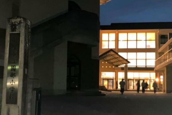 　保護者向け説明会が開かれる京都府南丹市立園部小＝６日夜