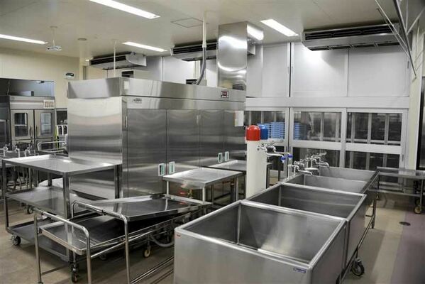 昨年度の改修工事でエアコンが設置された熊本市東区の託麻東小の給食室。市内では少数派だ
