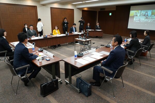 女性・若者の議会参加について議論した懇談会＝１日午後、東京都内