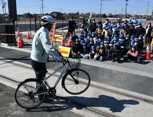 軌道敷を自転車で渡る際の注意点を学ぶ児童ら