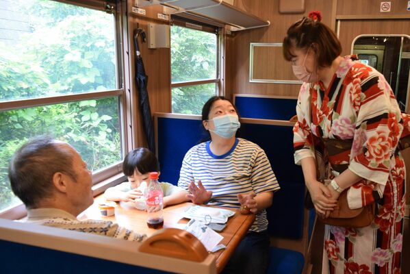 浴衣姿で接客するＳＬ観光アテンダントら