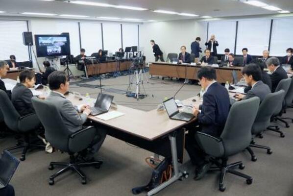 厚労省で開かれた「高額療養費制度」に関する専門委=15日午前