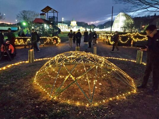 力作の竹製ドームや竹灯籠が並ぶ十石河川公園