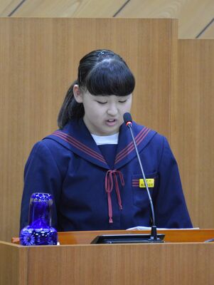 模擬議会で質問する茂木中の生徒
