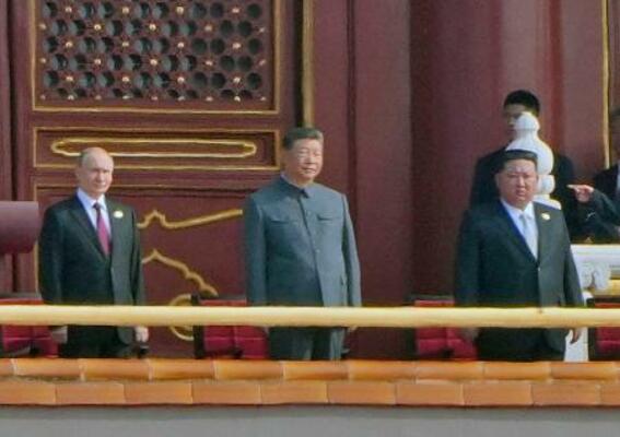 　抗日戦争勝利８０年記念行事に出席した中国の習近平国家主席（中央）とロシアのプーチン大統領（左）、北朝鮮の金正恩朝鮮労働党総書記＝３日、北京の天安門（共同）