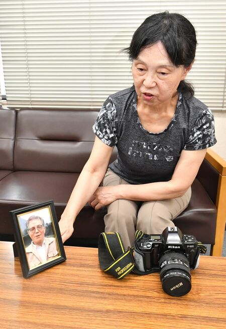 大橋さんの写真とカメラを前に思い出を語る長女の半田さん=6月下旬、日光市今市本町