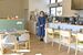キッズスペースを備え、バリアフリーにもこだわった店内に立つ五月女さん