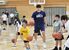星川選手と共にドリブル練習をする児童生徒ら
