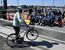 軌道敷を自転車で渡る際の注意点を学ぶ児童ら