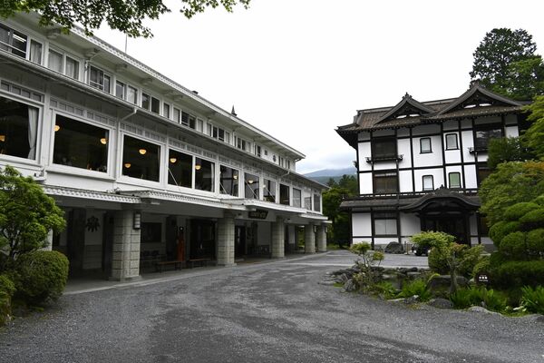 歴史を感じさせる日光金谷ホテル本館(左)と別館