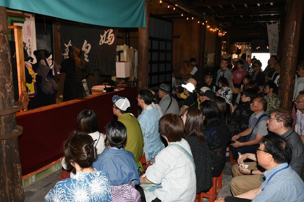 観客の目の前で披露された奈佐原文楽＝５月30日、栃木市
