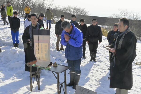 亡くなった8人の冥福を祈り手を合わせる参列者ら=22日午前7時10分、那須町湯本