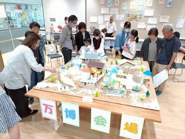自身の作品を紹介する塾生の子どもたち