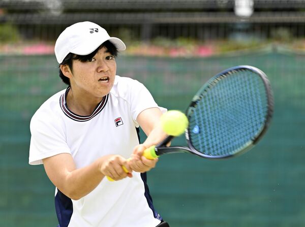 女子シングルス決勝　バックハンドで返す広田（足利）＝県総合運動公園テニスコート、森田大地撮影