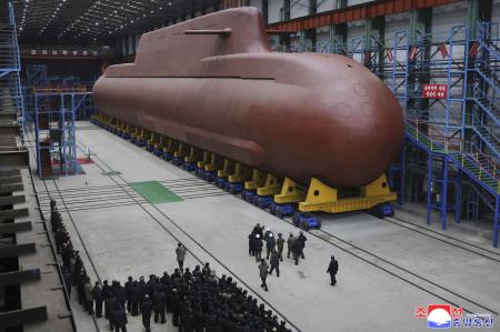 　２０２５年１２月に北朝鮮メディアが公開した原子力潜水艦の建造事業。金正恩朝鮮労働党総書記が視察した（朝鮮中央通信＝共同）