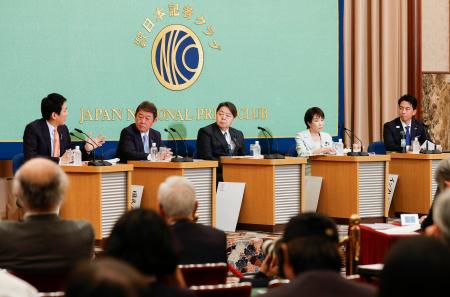 　自民党総裁選の立候補者討論会で議論する（左から）小林元経済安保相、茂木前幹事長、林官房長官、高市前経済安保相、小泉農相＝２４日午後、東京・内幸町の日本記者クラブ
