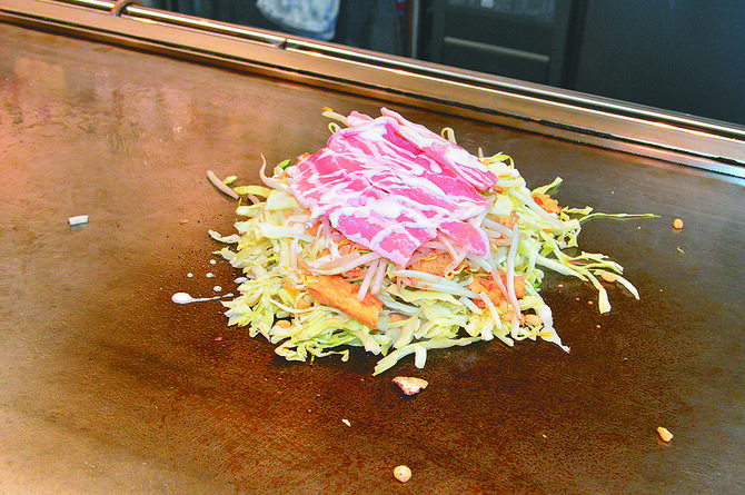 薄い生地に具材を重ねて蒸し焼きにします