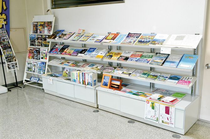 自費出版を含めた下野新聞社が手掛けた本。本社１階ロビーで展示