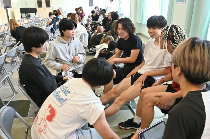 「探究学習」で意見を交わす星の杜高校生徒たち