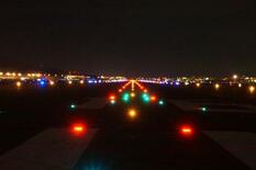 滑走路に警告灯導入、進む対策