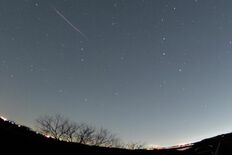 しぶんぎ座流星群を撮影　小山の宮田さん　新年に流れる輝き