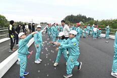 大田原・佐久山小の児童50人、一足先に新道満喫　親園佐久山バイパス開通…