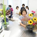 小山・道の駅で初の生け花展示会　10年目迎えた親子教室　日本の文化を次世代へ