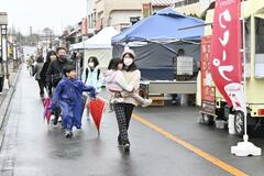 グルメや演奏 まつりにぎわう