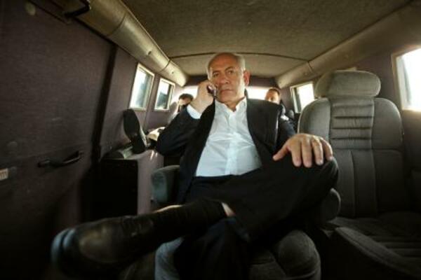 　映画「ネタニヤフ調書　汚職と戦争」の一場面（配給トランスフォーマー、（Ｃ）２０２４　ＢＮＵ　ＰＲＯＤＵＣＴＩＯＮＳ　ＬＬＣ　ＡＬＬ　ＲＩＧＨＴＳ　ＲＥＳＥＲＶＥＤ．）