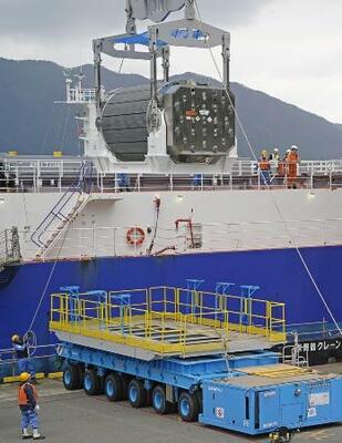 　２０２２年１１月、関西電力高浜原発に搬入されるＭＯＸ燃料が入った輸送容器＝福井県高浜町