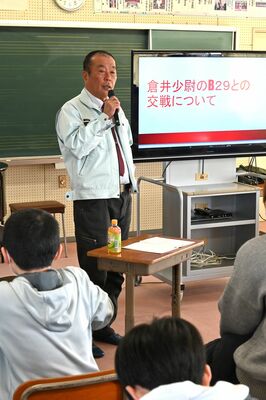 倉井少尉の碑を継ぐ思いや平和の尊さを語る柿沼さん＝１２日午後、野木町佐川野小