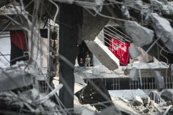 イスラエル軍による停戦後の攻撃でがれきと化した建物の中で暮らすパレスチナ人家族=3日、ガザ北部ガザ市(ゲッティ=共同)