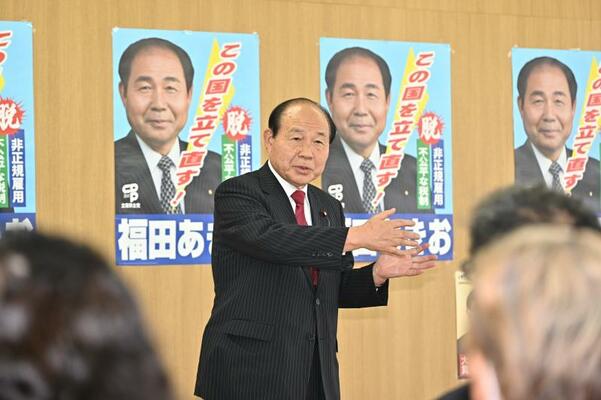 事務所開きであいさつする福田氏＝６日午前、鹿沼市上殿町