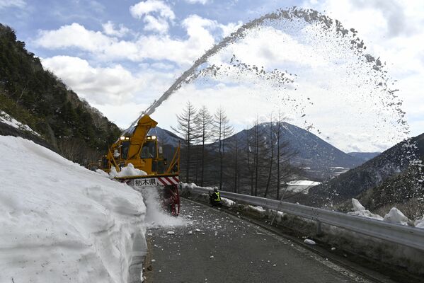 雪を吹き上げるロータリー車